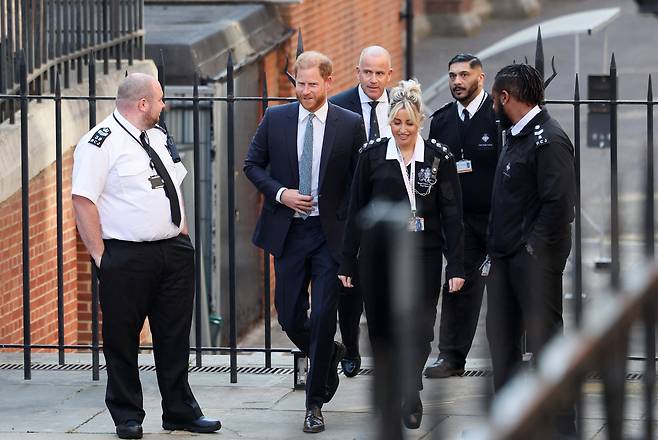 영국 해리 왕자가 8일(현지시간) 영국 런던에서 영국 정부의 경찰 신변 보호 해제 결정에 대한 항소심에 출석하기 위해 법원으로 들어서고 있다. 로이터연합뉴스
