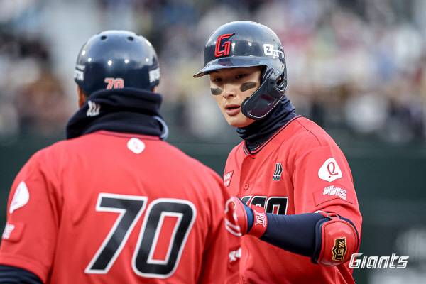 지난 5일 부산 사직구장에서 열린 두산과 3연전에서 롯데 타자 윤동희가 주루코치와 이야기를 나누고 있다. 롯데 자이언츠 제공