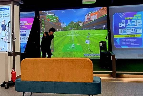 부산의 한 스크린파크골프장에서 시민이 파크골프를 즐기고 있다.  독자 제공