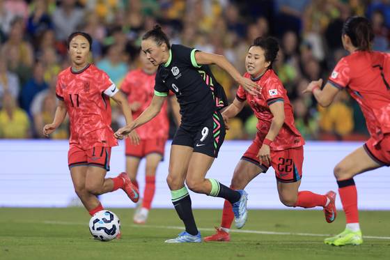 Australia's Caitlin Foord, center, vies for the ball during a friendly against Korea at McDonald Jones Stadium in Newcastle, Australia, on April 7. [EPA/YONHAP]