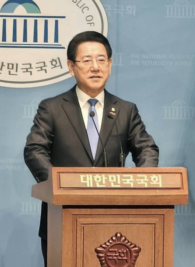김영록 전남도지사가 8일 국회에서 제21대 대통령 선거 불출마를 선언했다. 독자 제공
