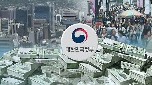 윤석열 정부 출범 초기부터 강조해 온 ‘건전재정’ 기조에도 불구하고 나라살림 적자가 또 100조원을 넘어서며 역대 세 번째로 마무리됐다고 8일 국무회의에서 드러났다. [사진 = 연합뉴스]