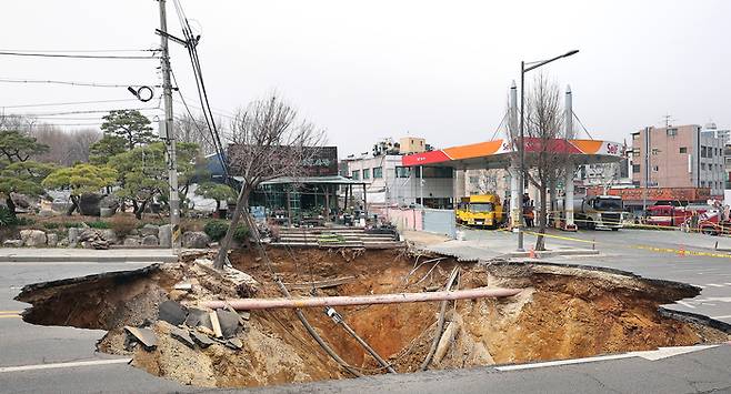 지난 3월 25일 서울 강동구 대명초등학교 인근 사거리에서 전날 발생한 싱크홀(땅 꺼짐) 사고 현장의 모습. [사진 = 뉴스1]