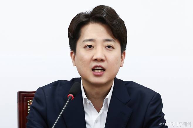 (서울=뉴스1) 김민지 기자 = 이준석 개혁신당 의원이 4일 오후 서울 여의도 국회에서 열린 최고위원회의에서 발언하고 있다. 2025.4.4/뉴스1  Copyright (C) 뉴스1. All rights reserved. 무단 전재 및 재배포,  AI학습 이용 금지. /사진=(서울=뉴스1) 김민지 기자