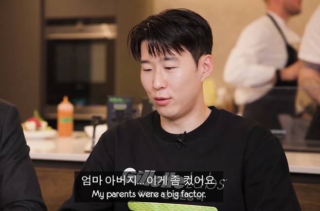 손흥민은 "어려운 형편에도 전적으로 지원해 준 부모님이 지금까지도 큰 동기부여가 된다"고 고백했다. /사진=유튜브 '영국남자' 갈무리