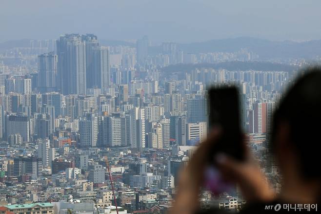 (서울=뉴스1) 박정호 기자 = 토지거래허가구역(토허제) 확대 및 재지정 이후 서울 강남3구(강남·서초·송파)와 용산구 등 4개 구에서 거래가 급감했다. 서초구와 용산구는 지난 2주간 거래신고가 국토교통부 실거래가시스템에 한 건도 없었던 것으로 보인다.   한국부동산원에 따르면 서울 아파트 매매수급지수는 3월 셋째 주(17일) 100.6에서 다섯째 주(31일) 98.7로 하락, 규제 강화로 인해 매수심리가 위축되며 매수세 약화를 나타냈다.  사진은 이날 서울 남산에서 바라본 아파트 단지 모습. 2025.4.7/뉴스1  Copyright (C) 뉴스1. All rights reserved. 무단 전재 및 재배포,  AI학습 이용 금지. /사진=(서울=뉴스1) 박정호 기자