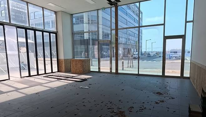 시흥시가 해양레저관광 중심지로 육성 중인 거북섬 일대가 높은 공실률로 '유령도시'라는 오명을 쓰고 있는 가운데 16억원이 넘는 분양가를 이른바 '영끌'로 마련해 거북섬 상가를 샀다가 2년 만에 3억원만 남았다는 사연이 전해졌다/사진=유튜브 채널 '여우대장' 갈무리