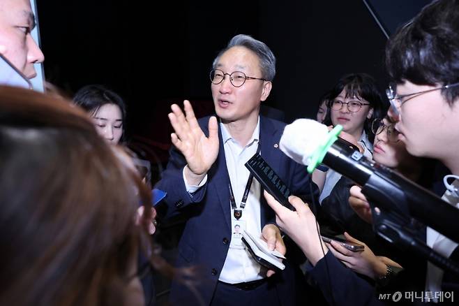 (서울=뉴스1) 민경석 기자 = 안병철 한화에어로스페이스 전략총괄 사장이 8일 오전 서울 중구 장교동 한화 그룹 본사에서 열린 '한화에어로 미래 비전 설명회'에서 중장기 투자 계획  및 최근 유상증자 관련 입장 발표를 마친 뒤 취재진의 질문을 받고 있다. 2025.4.8/뉴스1  Copyright (C) 뉴스1. All rights reserved. 무단 전재 및 재배포,  AI학습 이용 금지. /사진=(서울=뉴스1) 민경석 기자