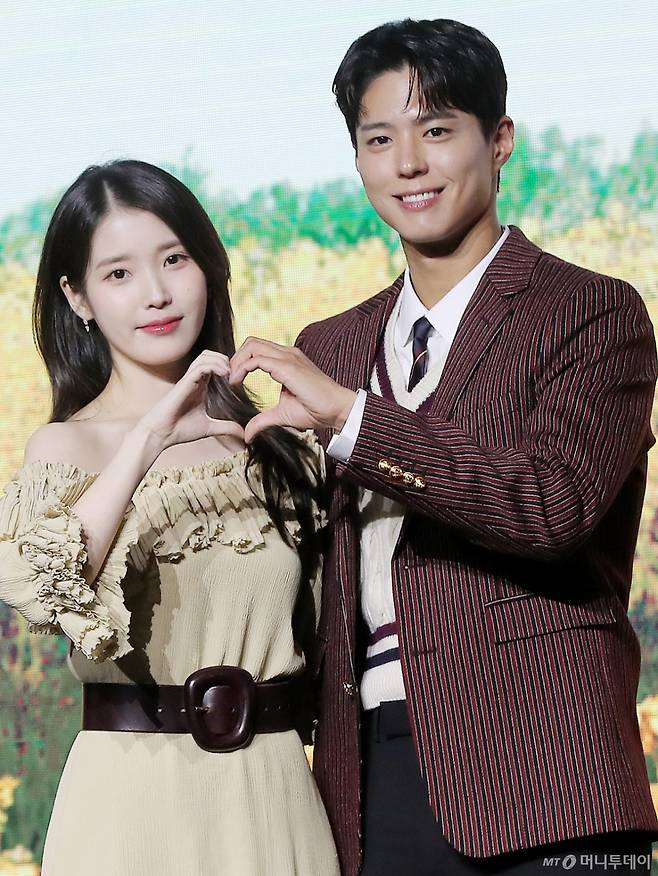 배우 이지은(아이유), 박보검이 5일 오전 서울 영등포구 여의도동 콘래드 서울에서 진행된 넷플릭스 시리즈 '폭싹 속았수다' 제작발표회에 참석해 포즈를 취하고 있다.  '폭싹 속았수다'는 제주에서 태어난 '요망진 반항아' 애순이(아이유 분)와 '팔불출 무쇠' 관식이(박보검 분)의 모험 가득한 일생을 사계절로 풀어낸 넷플릭스 시리즈다. 오는 7일 공개. 2025.03.05 /사진=김창현 chmt@