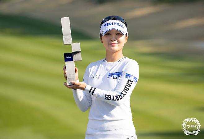 한국 여자프로골프(KLPGA) 투어 개막전에서 우승을 차지한 이예원이 세계랭킹 43위에 올랐다. 사진은 지난 6일 부산 동래베네스트CC에서 열린 두산건설 Weve 챔피언십에서 우승을 차지한 이예원의 모습. /사진=뉴스1(한국 여자프로골프 제공)