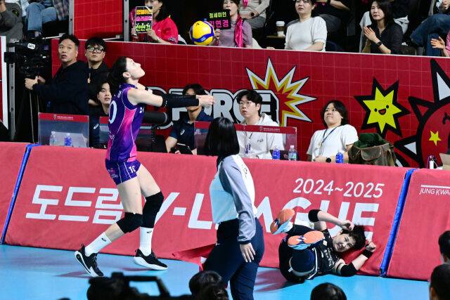 흥국생명 김연경이 1세트 집중력 있는 플레이를 보여주고 있다. / 한국배구연맹(KOVO)