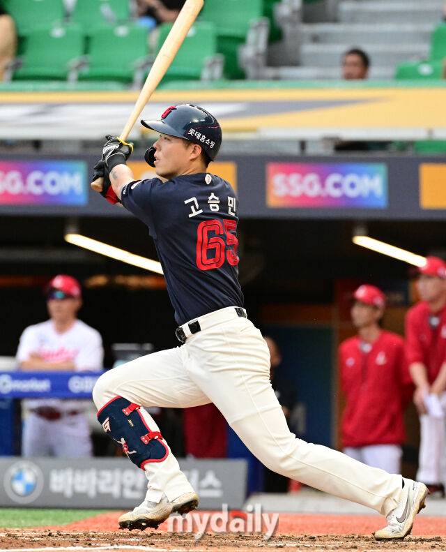 2024년 7월 30일 인천 SSG랜더스필드에서 '2024 신한 SOL Bank KBO리그, 롯데 자이언츠와 SSG 랜더스의 경기가 열렸다. 롯데 고승민이 타격하고 있다./마이데일리