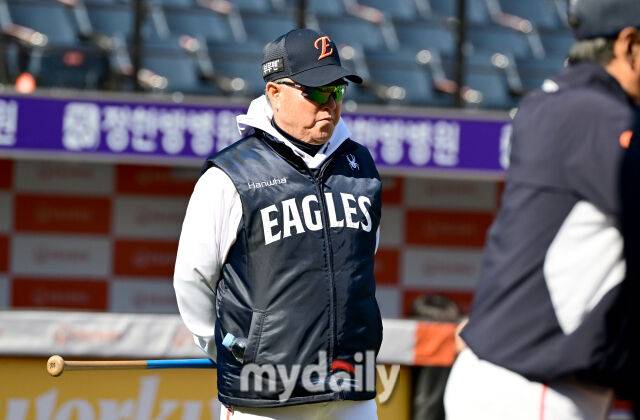 2025년 3월 28일 오후 대전 한화생명 볼파크에서 진행된 '2025 신한 SOL뱅크 KBO 리그' KIA 타이거즈와 한화 이글스의 경기. 한화 김경문 감독이 훈련하는 선수들을 지켜보고 있다./마이데일리