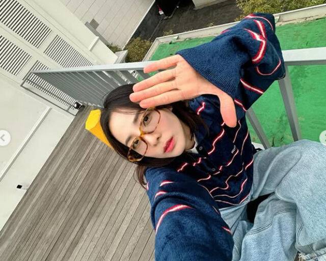 산다라박이 남다른 포즈를 취하고 있다. / 산다라박 SNS 캡처