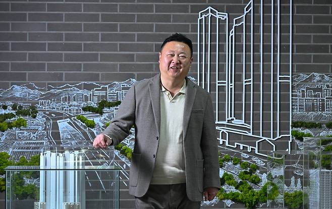 최근 부동산 시장의 어려움 속에서도 정주영 미래인 회장은 청담동 프리마호텔 부지에 49층의 하이엔드 주거문화를 심는 대형프로젝트를 가동했다. 정 회장이 서울 서초구 미래인 본사에서 헤럴드미디어그룹(헤럴드경제 코리아헤럴드)와 인터뷰 후 기념촬영을 하고 있다.  임세준 기자