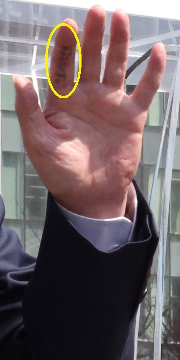 안철수 국민의힘 의원이 8일 오전 서울 종로구 광화문광장 이순신동상 앞에서 제21대 대통령 선거 출마를 선언한 뒤 왼손 검지 손가락에 여섯 글자가 언론 카메라에 포착돼 눈길을 끌었다. 이는 ‘이효진 원광대’라는 게 안 의원 측 해명이다. [뉴시스]