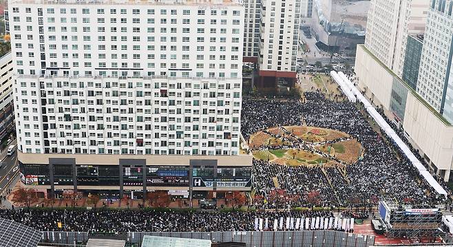 신천지예수고 증거장막성전(신천지) 신도들이 15일 집회를 열고 있다. [연합]