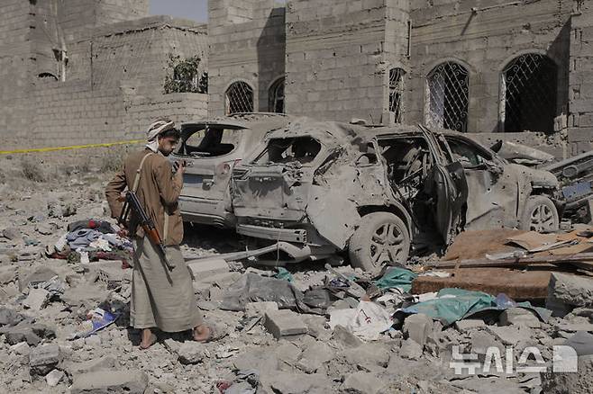 [사나(예멘)=AP/뉴시스] 예멘의 수도 사나에서 4월 7일(현지시간) 미군 폭격의 피해 현장을 조사하는 예멘 후티 보안군. 2025. 04. 08.