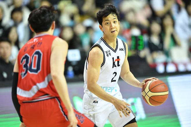 [서울=뉴시스] 조성우 기자 = 지난해 4월11일 울산동천체육관에서 열린 2023~2024 정관장 프로농구 6강 플레이오프 4차전 울산 현대모비스와 수원 KT의 경기, KT 허훈이 드리블 돌파하고 있다. KT는 현대모비스를 93-80으로 꺾고 4강 플레이오프에 진출했다. (사진=KBL 제공) 2024.04.11. photo@newsis.com *재판매 및 DB 금지