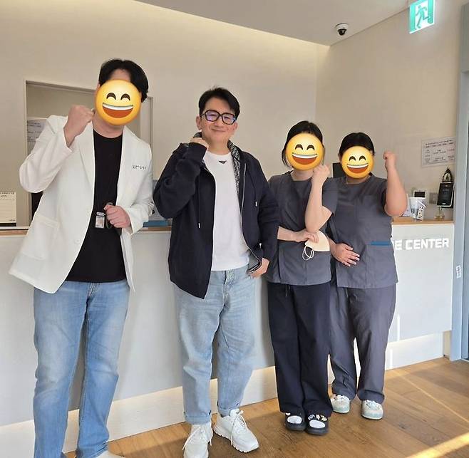 [서울=뉴시스] 방시혁(왼쪽 두번째). (사진=방시혁 인스타그램 캡처) 2025.04.08. photo@newsis.com *재판매 및 DB 금지