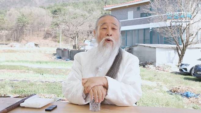 [서울=뉴시스] 천공은 7일 자신의 유튜브 채널(jungbub2013)에 '13618강 尹 전 대통령 파면'이라는 제목의 영상을 게재했다. (사진= 천공 유튜브 캡처 ) 2025.04.08. photo@newsis.com *재판매 및 DB 금지