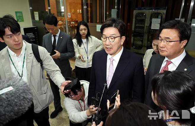 [서울=뉴시스] 조성봉 기자= 권성동 국민의힘 원내대표가 8일 오전 서울 여의도 국회 도서관에서 '한덕수 대통령 권한대행의  마은혁 헌법재판소 재판관 후보자 임명’ 관련 취재진의 질문에 답변하고 있다.  2025.04.08 suncho21@newsis.com