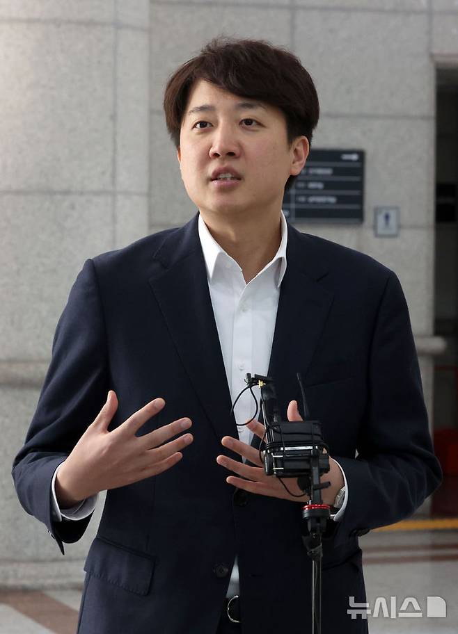 [과천=뉴시스] 김선웅 기자 = 이준석 개혁신당 의원이 8일 경기 과천시 중앙선거관리위원회에서 오는 6월 3일 실시되는 제21대 대통령선거에 예비후보 등록을 마친 뒤 소감과 각오를 말하고 있다. 2025.04.08. mangusta@newsis.com