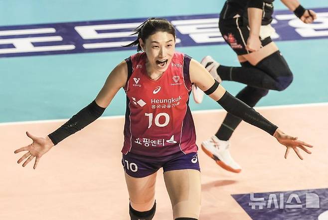 [인천=뉴시스] 정병혁 기자 = 8일 인천 부평구 삼산월드체육관에서 열린 2024-2025 V-리그 여자부 챔피언결정전(5전 3선승제) 5차전 흥국생명 핑크스파이더스와 정관장 레드스파크스의 경기, 흥국생명 김연경이 1세트를 승리하자 기뻐하고 있다. 2025.04.08. jhope@newsis.com