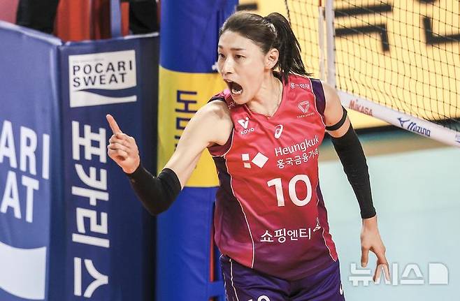 [인천=뉴시스] 정병혁 기자 = 8일 인천 부평구 삼산월드체육관에서 열린 2024-2025 V-리그 여자부 챔피언결정전(5전 3선승제) 5차전 흥국생명 핑크스파이더스와 정관장 레드스파크스의 경기, 흥국생명 김연경이 공격에 성공하자 포효하고 있다. 2025.04.08. jhope@newsis.com