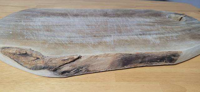 항상 세워둔 도마 밑면에 곰팡이가 핀 모습.