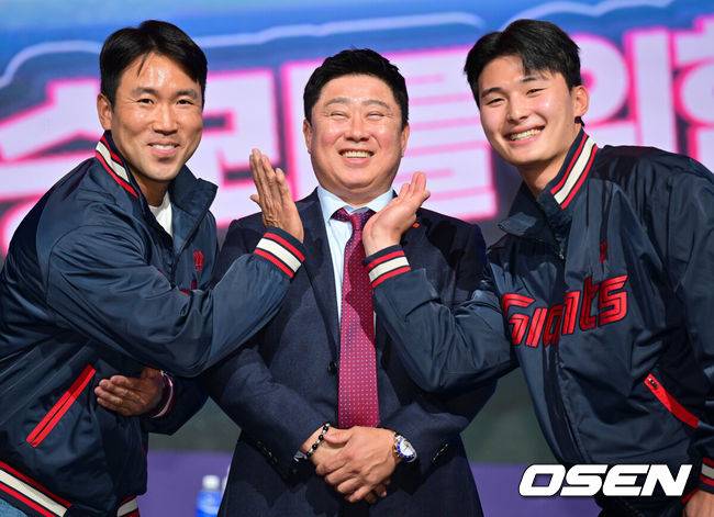 [OSEN=조은정 기자]’2025 신한 SOL Bank KBO 미디어데이 & 팬페스트’가 20일 서울 송파구 롯데호텔 월드에서 열렸다.  이번 행사에는 각 구단의 감독을 비롯해 KIA 나성범, 김도영, 삼성 구자욱, 강민호, LG 박해민, 홍창기, 두산 양의지, 김택연, KT 장성우, 강백호, SSG 김광현, 박성한, 롯데 전준우, 윤동희, 한화 채은성, 김서현, NC 박민우, 김형준, 키움 송성문, 이주형 등 KBO 리그 10개 구단 주장과 대표 선수가 참석한다.롯데 전준우, 김태형 감독, 윤동희가 포즈를 취하고 있다. 2025.03.20 /cej@osen.co.kr
