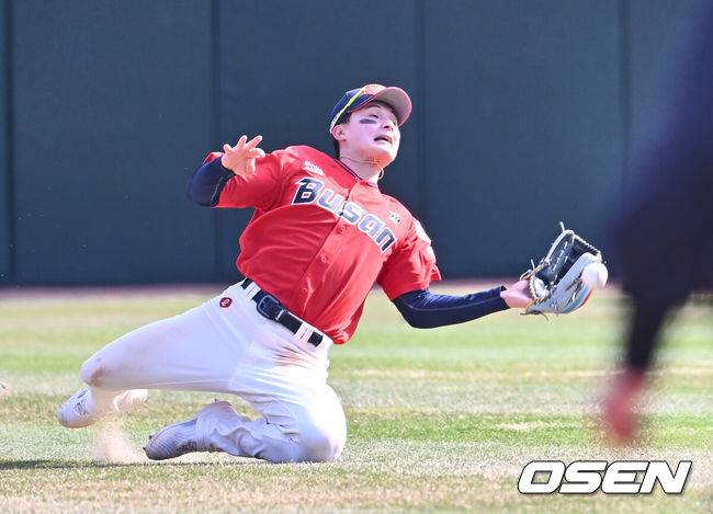 [OSEN=부산, 이석우 기자] 6일 부산 사직야구장에서 2025 신한 SOL 뱅크 KBO 리그 롯데 자이언츠와 두산 베어스의 경기가 열렸다. 홈팀 롯데는 데이비슨이, 방문팀 두산은 김유성이 선발로 출전했다.롯데 자이언츠 윤동희가 4회초 무사 1,2루 두산 베어스 정수빈의 타구를 잡지 못하고 있다. 2025.04.06 / foto0307@osen.co.kr