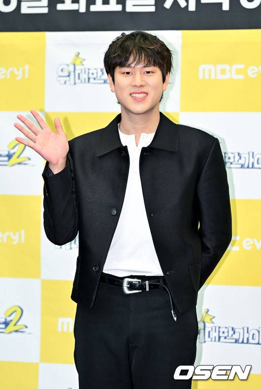 [OSEN=박준형 기자]  8일 오후 서울 상암동 스탠포드호텔에서 MBC에브리원 새 예능 ‘위대한 가이드 시즌2’ 제작발표회가 진행됐다.'위대한 가이드2'는 한국 생활 경험이 풍부한 외국인이 여행객들에게 현지 정보와 숨겨진 명소를 소 개하는 리얼 버라이어티 프로그램으로, 이번 시즌에서는 박명수, 김대호 그리고 최다니엘 세 사람이 아프리카 르완다 방문기를 선보일 예정이다.이무진이 포즈를 취하고 있다   2025.04.08 / soul1014@osen.co.kr