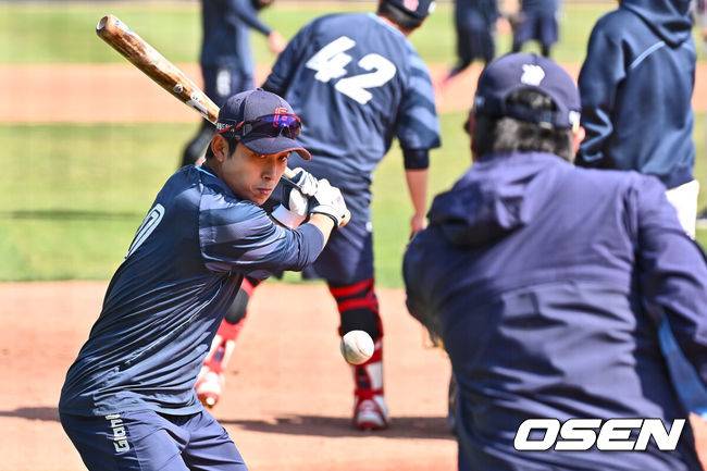 [OSEN=부산, 이석우 기자] 8일 부산 사직야구장에서 2025 신한 SOL 뱅크 KBO 리그 롯데 자이언츠와 KIA 타이거즈의 경기가 열렸다. 홈팀 롯데는 김진욱이, 방문팀 KIA는 김도현이 선발로 출전했다.롯데 자이언츠 황성빈이 타격 훈련을 하고 있다. 2025.04.08 / foto0307@osen.co.kr
