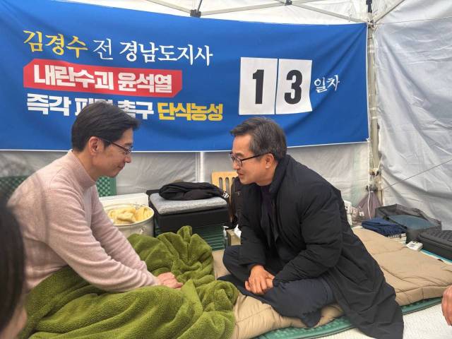 ▲지난달 21일 오후 김동연(오른쪽) 경기도지사가 서울 광화문에서 농성장에서 단식 중인 김경수(왼쪽) 전 경남도지사를 만나 대화하고 있다. ⓒ연합뉴스