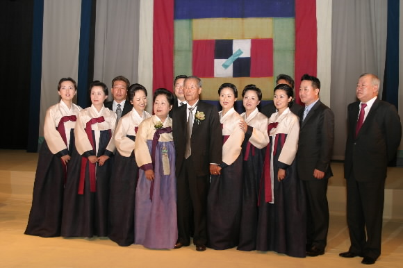 2004년 1월 13일 서울 하얏트호텔에서 열린 이동찬 코오롱그룹 선대회장과 부인 신덕진 여사의 결혼 60주년 회혼례에서 기념사진을 찍고 있는 코오롱 일가. 왼쪽부터 장남 이웅열 명예회장의 부인인 서창희 꽃과어린왕자재단 이사장, 첫째 딸 경숙씨, 첫째 사위 이문조 영남대 교수, 둘째 딸 상희씨, 신 여사, 넷째 사위 신영철씨, 이 선대회장, 셋째 딸 혜숙씨, 넷째 딸 은주씨, 막내 경주씨, 이 명예회장, 셋째 사위 이동혁 전 고려해운회장. 코오롱그룹 제공