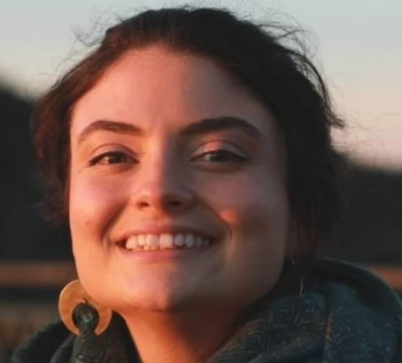 2024년 9월 6일 서안 나블루스 인근 베이타 마을에서 이스라엘인 정착촌 확대 반대 시위에 참여한 튀르키예 출신 미국 시민권자인 아이셰누르 에즈기 에이기(26, 사진)가 이스라엘군의 총에 맞아 사망했다.