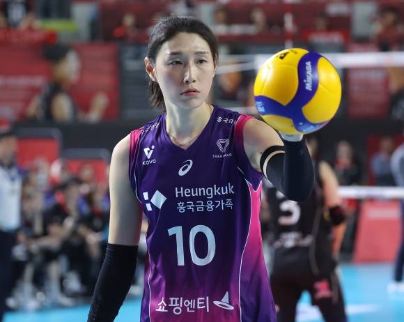 지난 6일 대전 충무실내체육관에서 열린 2024-2025 V리그 여자프로배구 챔피언결정전 4차전 정관장 레드스파크스와 흥국생명 핑크스파이더스의 경기. 김연경이 서브를 하고 있다. 2025.4.6. 대전 연합뉴스