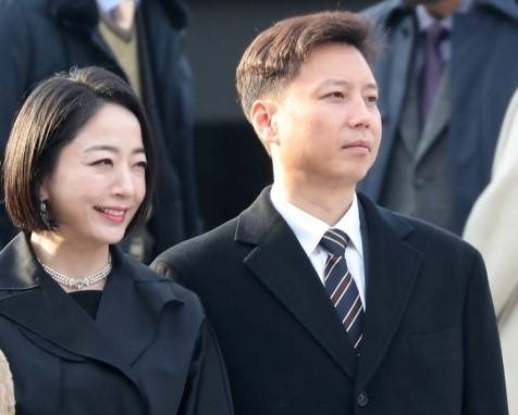 정대선 HN그룹 사장과 노현정 전 아나운서 부부가 2023년 2월 서울 중구 정동제일교회에서 열린 정몽규 HDC그룹 회장의 장남 정준선 카이스트 교수의 결혼식에 참석해 기념촬영을 하고 있다. 2023.2.11 뉴스1