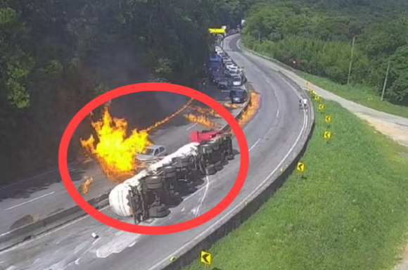 현지시간으로 6일 브라질 남부 산타카티리나주(州)의 고속도로에서 트럭이 전복돼 폭발하면서 화재가 발생했다. 엑스 캡처