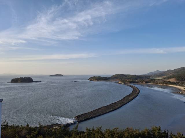 해남126호텔에서 보이는 전경. 멀리 신안군 섬들이 보인다. 이경운 기자.