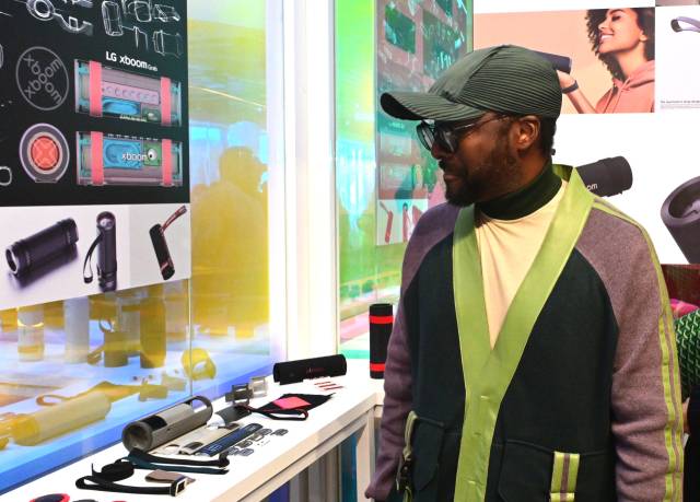 세계적 힙합 뮤지션인 윌아이엠(will.i.am)이 서울 영등포구 그라운드220에서 엑스붐 신제품을 둘러보고 있다. 사진 제공=LG전자