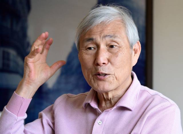 조훈현 국수가 7일 서울 종로구 평창동 자택에서 진행된 인터뷰 도중 영화 ‘승부’에 대한 관람평을 하고 있다. 성형주 기자