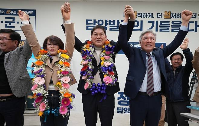 4월2일 전남 담양군수 선거사무소에서 정철원 조국혁신당 당선인(가운데)이 서왕진 혁신당 의원(정 후보 오른쪽) 및 지지자들과 함께 기쁨을 나누고 있다. ⓒ연합뉴스