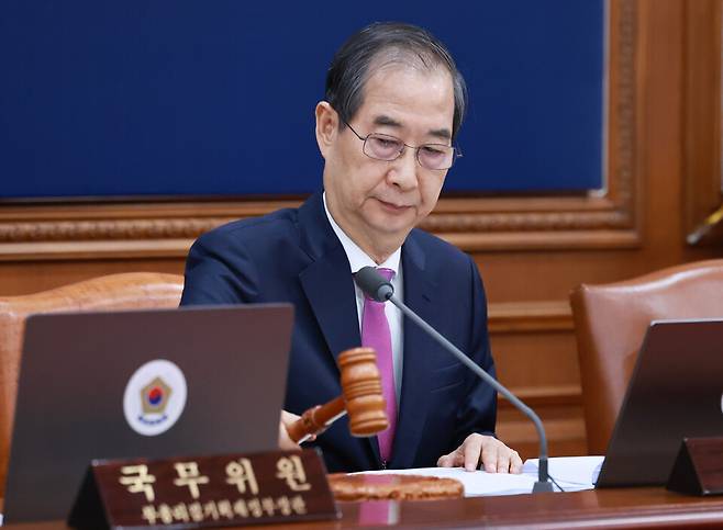 한덕수&nbsp;대통령 권한대행 국무총리가 8일 정부서울청사에서 열린 국무회의에서 의사봉을 두드리며 개회 선언을 하고 있다. ⓒ연합뉴스