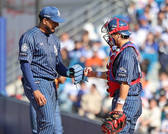 지난 6일 대구구장에서 열린 한화와의 경기에서 퍼펙트 기록이 무산되자 마운드에서 내려가는 삼성 대니 레예스(왼쪽). 삼성 라이온즈 제공