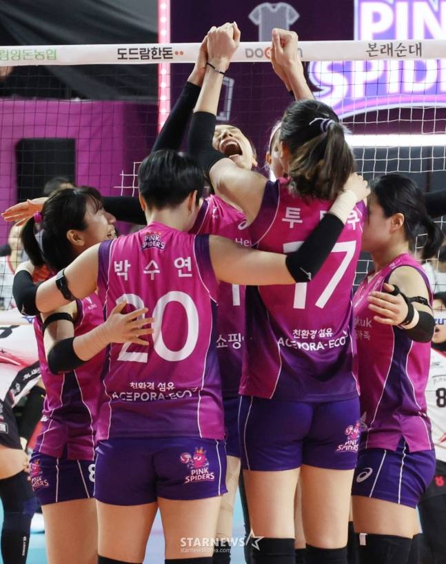 흥국생명 선수들이 득점 후 함께 기뻐하고 있다. /사진=김진경 대기자