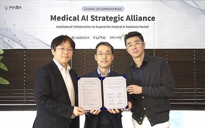 기념 촬영하는 뷰노 이예하 대표(사진 왼쪽부터)와 제이엘케이 김동민 대표, 셀바스AI·메디아나 곽민철 대표 [제이엘케이 제공]