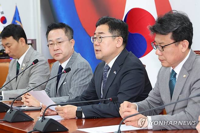 발언하는 박찬대 원내대표 (서울=연합뉴스) 김주성 기자 = 더불어민주당 박찬대 원내대표가 8일 서울 여의도 국회에서 열린 원내대책회의에서 발언하고 있다. 2025.4.8 utzza@yna.co.kr