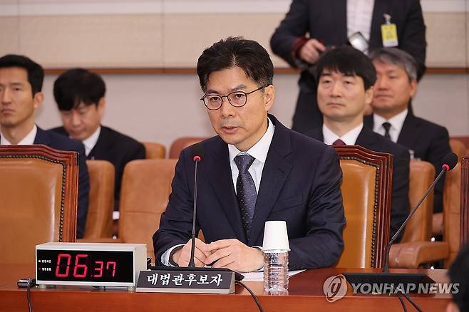 답변하는 마용주 대법관 후보자 (서울=연합뉴스) 김주형 기자 = 마용주 대법관 후보자가 26일 오전 서울 여의도 국회에서 열린 인사청문회에서 위원 질의에 답변하고 있다. 2024.12.26 kjhpress@yna.co.kr